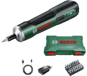 Un destornillador eléctrico inalámbrico Bosch Pushdrive, junto con su caja de almacenamiento verde, un juego de varias puntas de atornillar, un cable de carga USB y un adaptador de corriente.