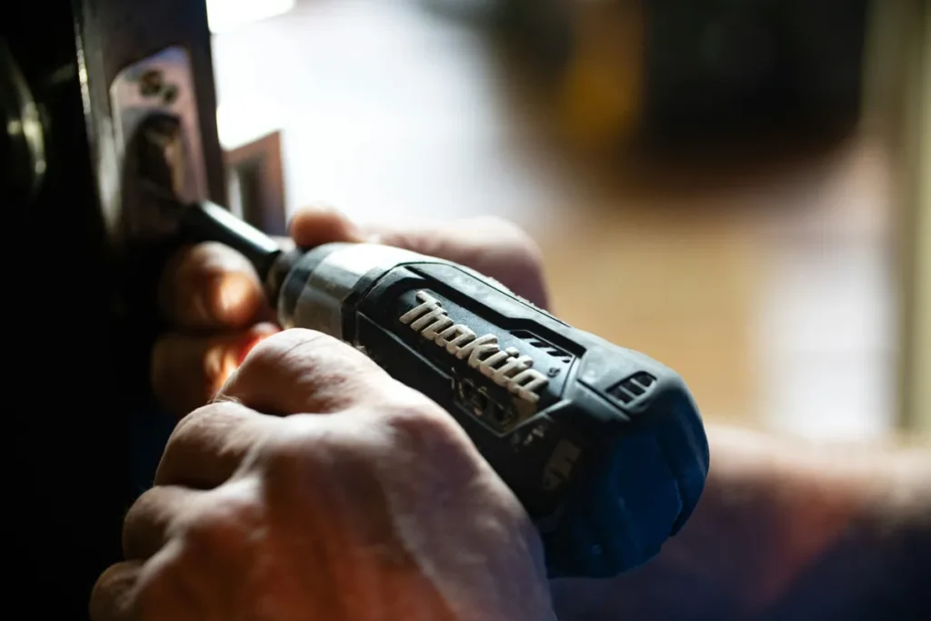 Atornillador Makita utilizado para instalar cerradura de puerta